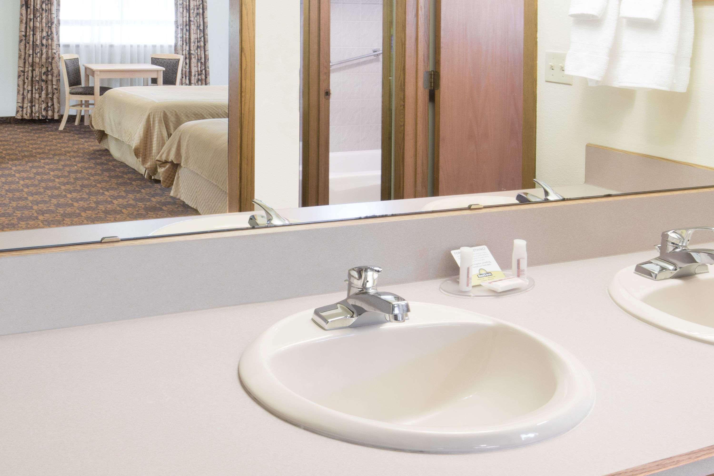 Days Inn By Wyndham Black Bear Salem Exteriör bild